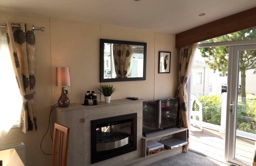 Hamworthy Haus | Orchid - dog friendly with sea view on Rockley Park, Poole