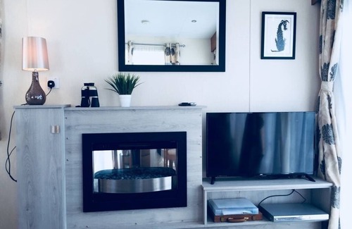 Hamworthy Haus | Orchid - dog friendly with sea view on Rockley Park, Poole