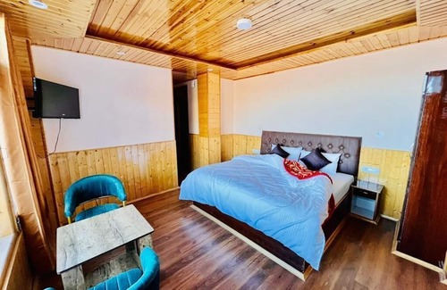 Theog Hütte | Orchid View Room | w King Sized Bed, Balcony, Food, Parking, Wi-fi
