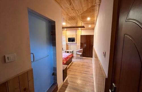 Theog Hütte | Orchid View Room | w King Sized Bed, Balcony, Food, Parking, Wi-fi