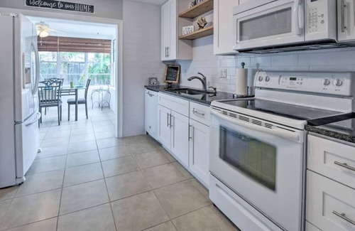 Oakdale Park Haus | Ormond Beach home w/patio, 1 block to the beach