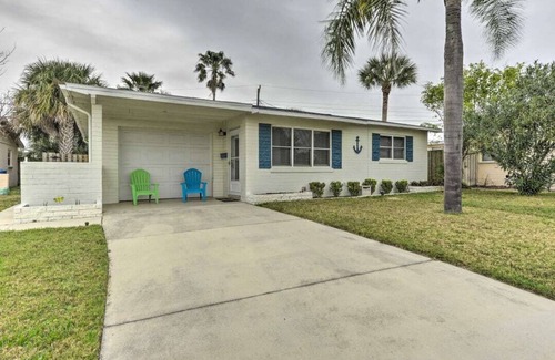 Oakdale Park Haus | Ormond Beach home w/patio, 1 block to the beach