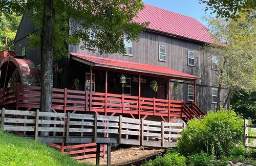 Raphine Haus | Osceola Mill is a B&B inn located in the Shenandoah Valley 20 minutes from Lexington and Staunton.