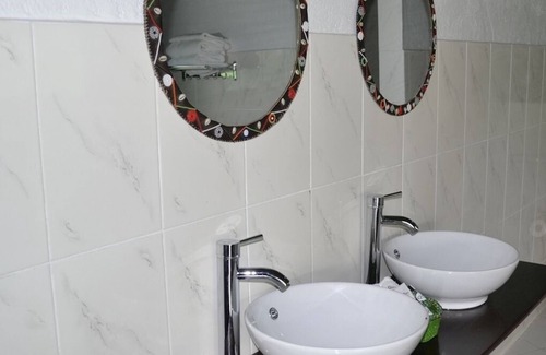 Ololaimutiek Kabine | Osero Enarau Camp