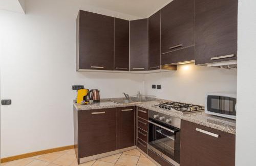 Tremezzina Wohnung | Ossuccio Apt with Balcony & Private Parking
