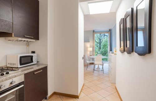 Tremezzina Wohnung | Ossuccio Apt with Balcony & Private Parking