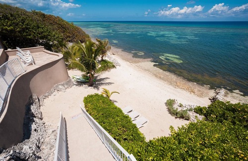 East End Haus | Unser Cayman Cottage: Geräumiges Familien-Strandhaus mit Pool, Spa, Kajaks und Arcade-Zimmer