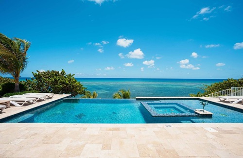 East End Haus | Unser Cayman Cottage: Geräumiges Familien-Strandhaus mit Pool, Spa, Kajaks und Arcade-Zimmer