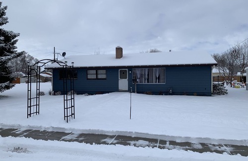 Gem County Haus | Our little Gem, remodeled and new everything. Close to down town.