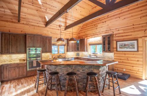 Lansing Haus | Our Place to Paws 4 Bd Lux Blue Ridge Mnt Cabin