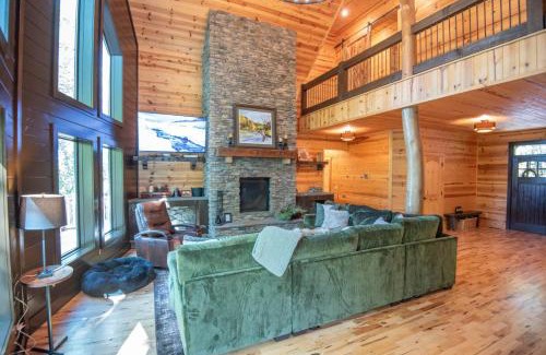Lansing Haus | Our Place to Paws 4 Bd Lux Blue Ridge Mnt Cabin