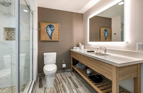 Lauderdale Beach Hotel | Outdoor Getaway! Stylish Unit Near Beach and Attraction, Valet Parking