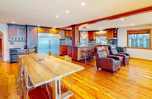 Laclede Haus | Outdoorsy getaway with dock, kayaks, W/D - mountain and water view