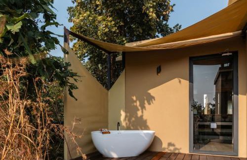 Mandla Kabine | Outpost 12, A Sinali Experience, Kanha
