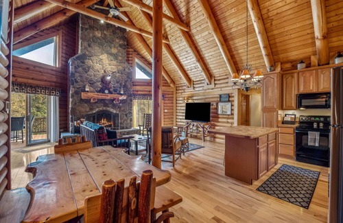 Berkeley Springs Kabine | Overlook at Sleepy Creek -secluded, creek access, grill, wifi, deck, game room