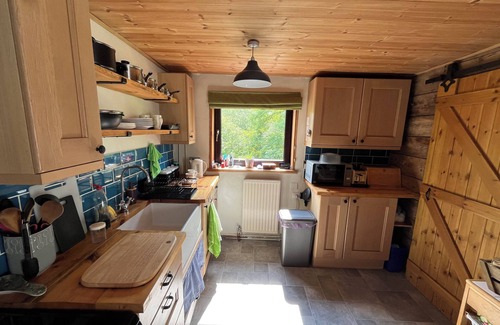 Newtown Hütte | Overlooking the River Severn its path/cycle route with outside seating & dining.