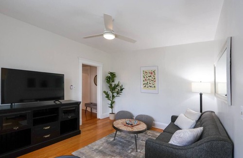 Cleveland Circle Wohnung | Oversized 1Bed w/ Outdoor Pool & Elevator