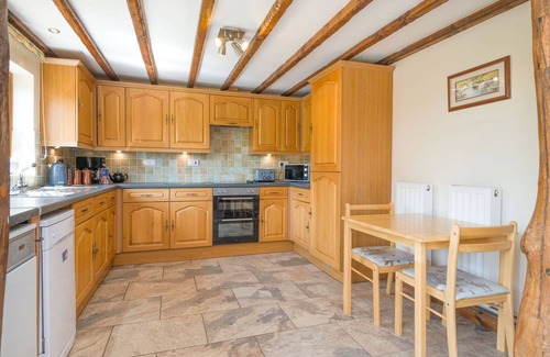 Woolhope Hütte | OWL BARN, pet friendly, with hot tub in Woolhope