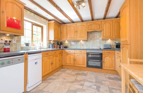 Woolhope Hütte | OWL BARN, pet friendly, with hot tub in Woolhope