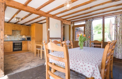 Woolhope Hütte | OWL BARN, pet friendly, with hot tub in Woolhope