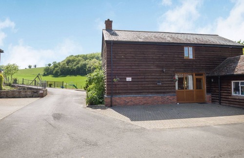 Woolhope Hütte | OWL BARN, pet friendly, with hot tub in Woolhope