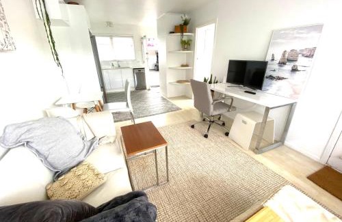 Mount Wellington Wohnung | Own sunny quiet haven, own 1 bedroom house & garden with car park, central to Airport, CBD & Sylvia Park Mall