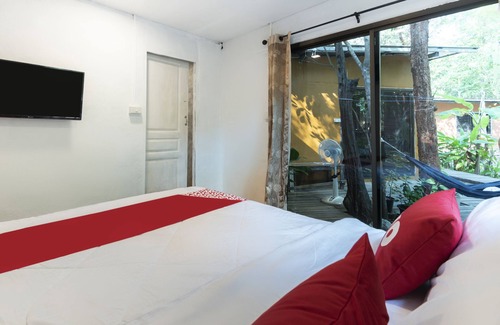 Khong Koi Beach Hotel | OYO 693 Tree House Cottage