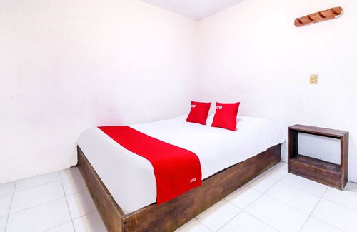 De Mexicanos Hotel | OYO Hotel La Luna