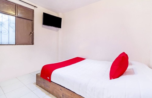 De Mexicanos Hotel | OYO Hotel La Luna