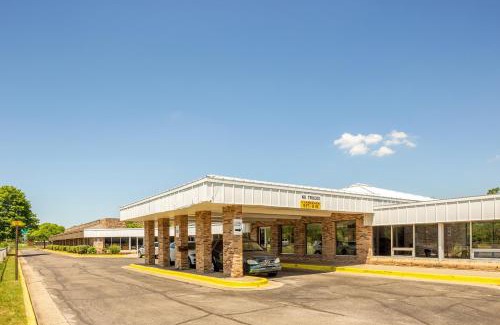 Muskegon Heights Hotel | OYO Hotel Mona Lake Muskegon