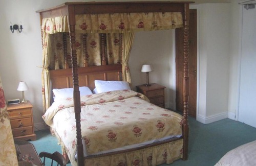 Bainbridge Hotel | OYO Rose & Crown Hotel