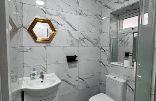 Farnworth Hotel | OYO Unique Guestroom - Farnworth, Easy Access to Bolton