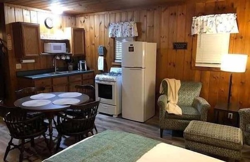 Teresita Haus | Ozark Getaway! Near Jacks Fork River with Free Parking! Pets Allowed!