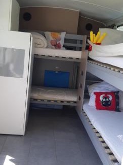 Arcomps Sonstige | Pépère, bus aménagé dans camping à la ferme