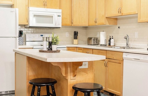 Moorhead Haus | Pet Friendly I King Bed I 75" Smart TV I Fenced Yard