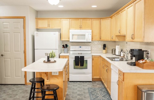 Moorhead Haus | Pet Friendly I King Bed I 75" Smart TV I Fenced Yard