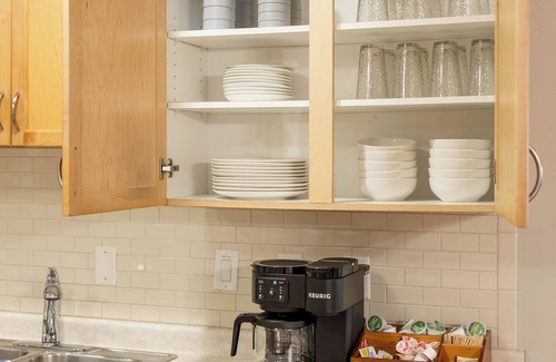 Moorhead Haus | Pet Friendly I King Bed I 75" Smart TV I Fenced Yard