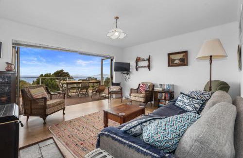 Langs Beach Haus | Pacific Views - Langs Beach Holiday Home
