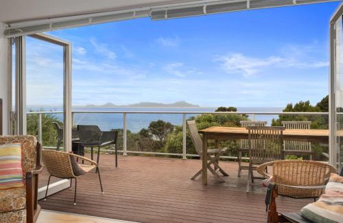 Langs Beach Haus | Pacific Views - Langs Beach Holiday Home