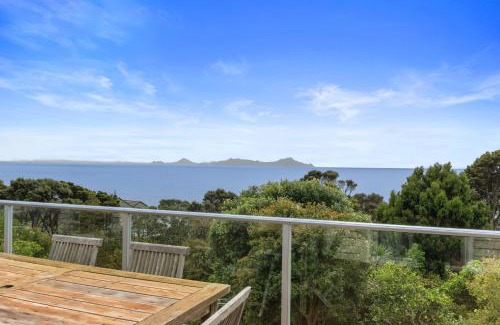Langs Beach Haus | Pacific Views - Langs Beach Holiday Home