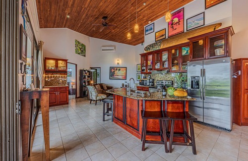 Hatillo Villa | Pacifica - Spektakuläre Aussichten, Mitarbeiter vor Ort, Zugang zu einer geschlossenen, asphaltierten Straße