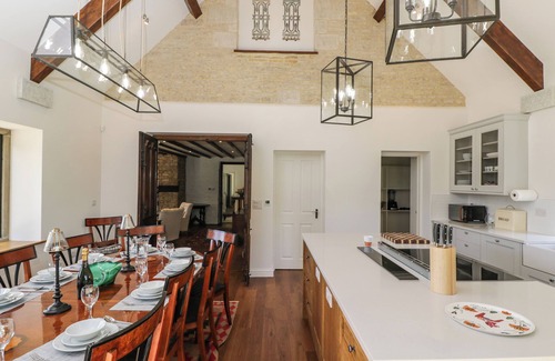 Castle Combe Haus | PADDOCK BARN, pet friendly, with a garden in Castle Combe