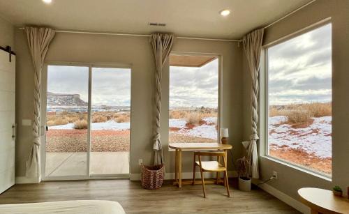 Big Water Haus | Page Arizona border town- Tranquil Zen Retreat with Amazing Mesa Views