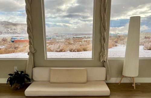 Big Water Haus | Page Arizona border town- Tranquil Zen Retreat with Amazing Mesa Views