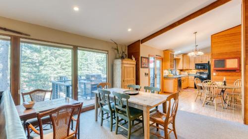 Tahoe Woods Haus | Paige Meadow by AvantStay Near Lake Tahoe City