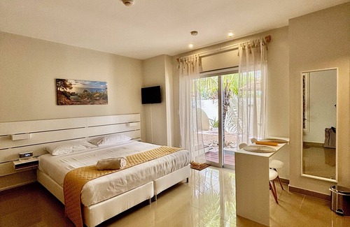 Oranjestad-West Hotel | Palapa Suite # 8, walk to Eagle Beach