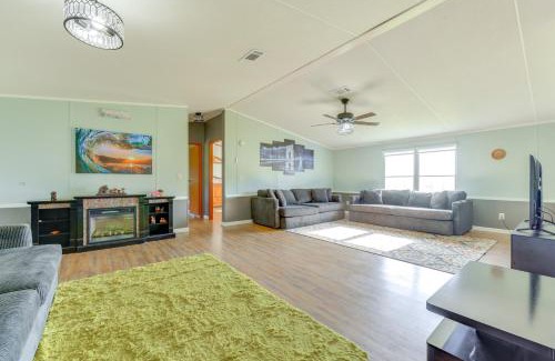 Palatka Haus | Palatka Hideaway with Fireplace and Private Porch