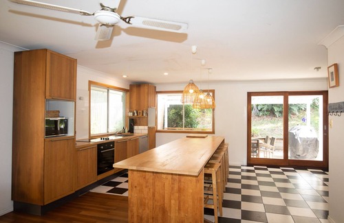 Point Lookout Haus | Palm Beach House - Spacious low set house high up on Tramican Street