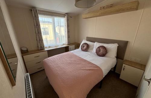 Chapel Saint Leonards Wohnung | Palm Grove 121 - Golden Palm Resort - Pet friendly, WiFi, close to beach and clubhouse - Meadow Lakes Caravan & Lodge Hire