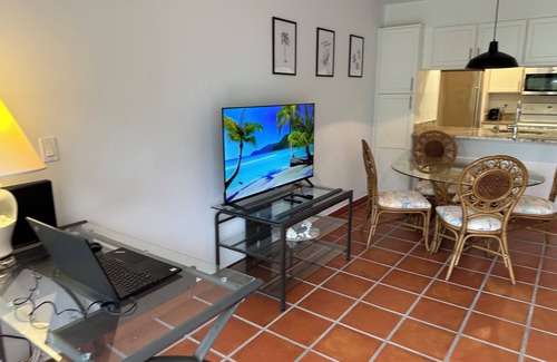 Williams Town Eigentumswohnung | Palm Tree Cove - Stunning Partial Ocean Views; Beachfront Location!